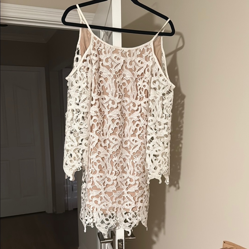 Elegant White Lace Mini Dress Size XS brond